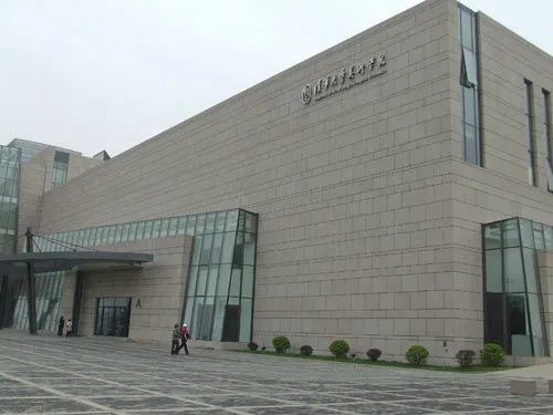 哈哈哈!這些實(shí)力堪比美院的985院校,都開設(shè)了美術(shù)類專業(yè)!廣州圍墻畫室附圖1