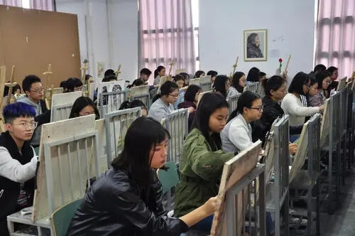 為什么大多數(shù)美術(shù)生會(huì)選擇設(shè)計(jì)類專業(yè)？1