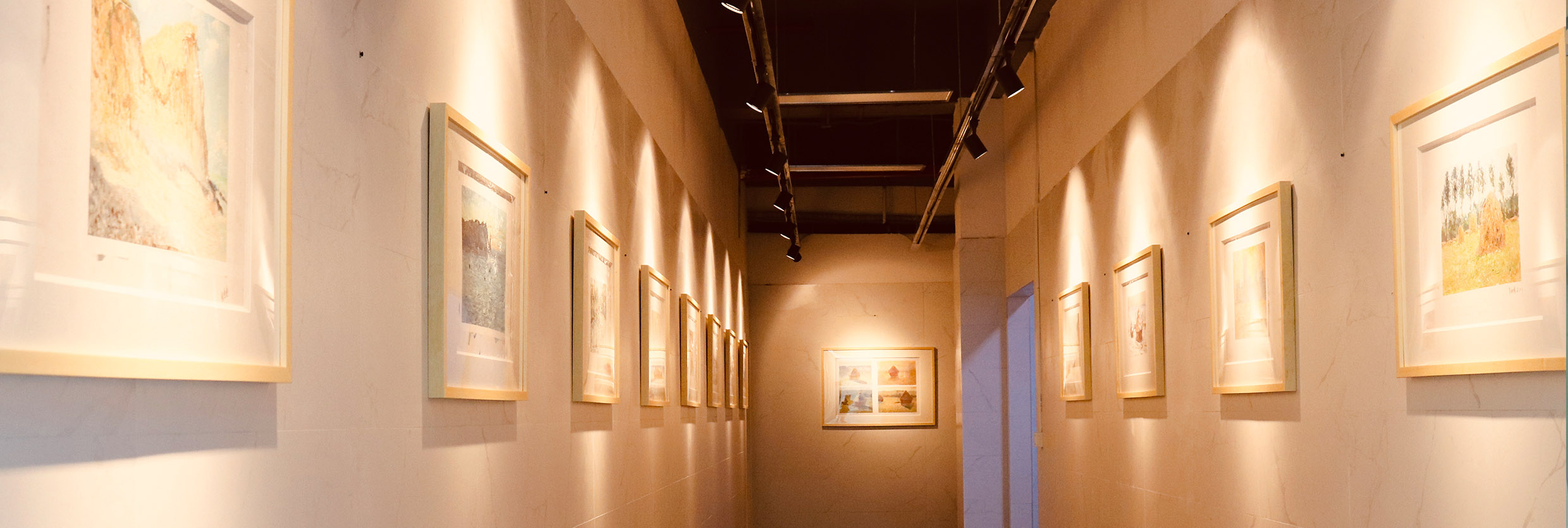 廣州畫室環(huán)境,廣州美術(shù)培訓(xùn)班環(huán)境,廣州圍墻畫室環(huán)境